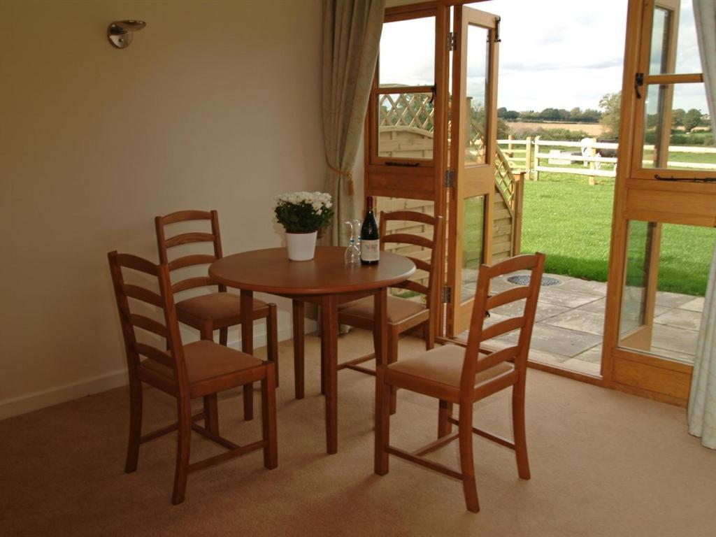 Hook Farm Cottages Royal Wootton Bassett Rum bild
